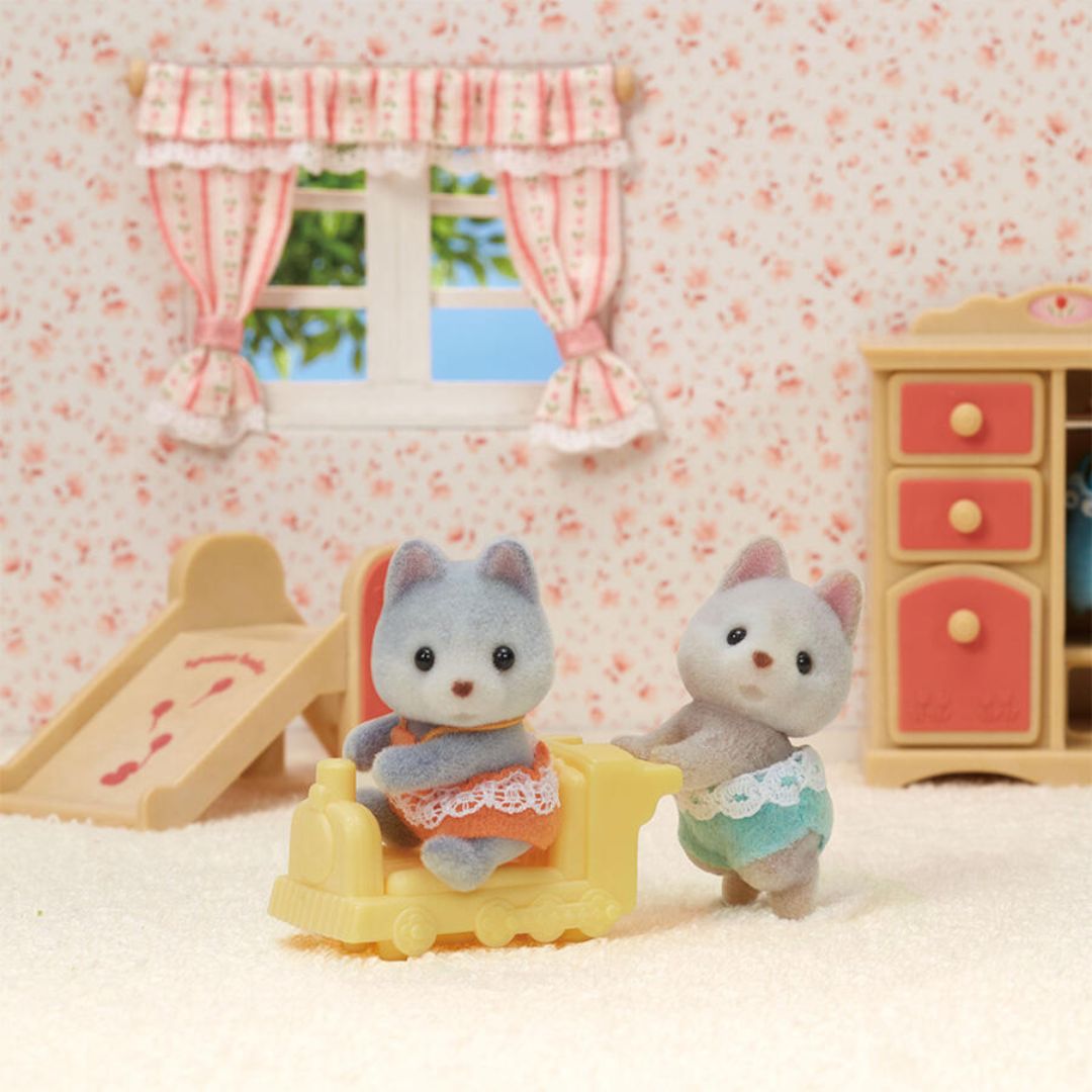 SYLVANIAN FAMILIES HUSKY TWINS, Ages 3+