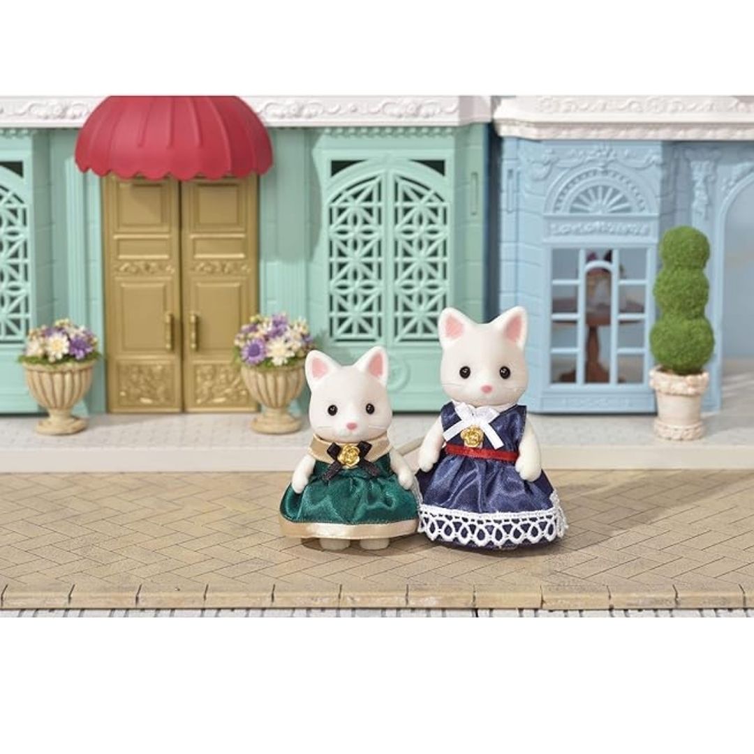 SYLVANIAN FAMILIES DRESS UP SET, Ages 3+
