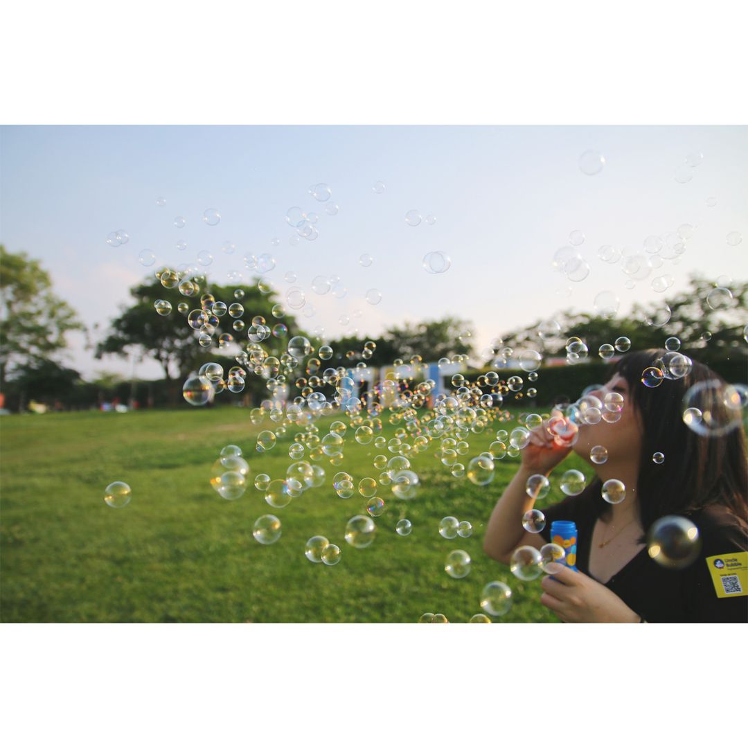 UNCLE BUBBLES FUN GUINNESS WORLD RECORD 2OZ BUBBLE SET, Ages 3+