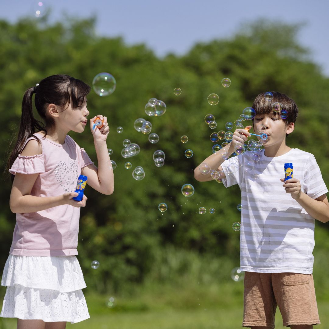 UNCLE BUBBLES FUN GUINNESS WORLD RECORD 2OZ BUBBLE SET, Ages 3+